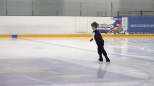 Наш юный фигурист на соревнованиях.Внучатый племянник.Занял 1 место в своей подгруппе.Сегодня ему 7