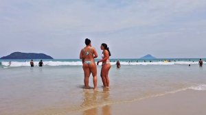 Жаркая прогулка по пляжу в знойный день. Красивые женщины в бикини 👙, красивые девушки в мини