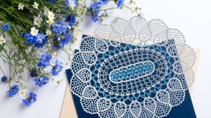 Овальная салфетка крючком с голубыми мотивами. Часть 1