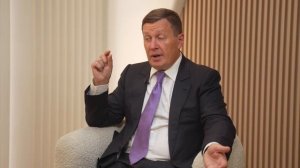 В какую женщину каждый влюбляется,а какую кружит.😁