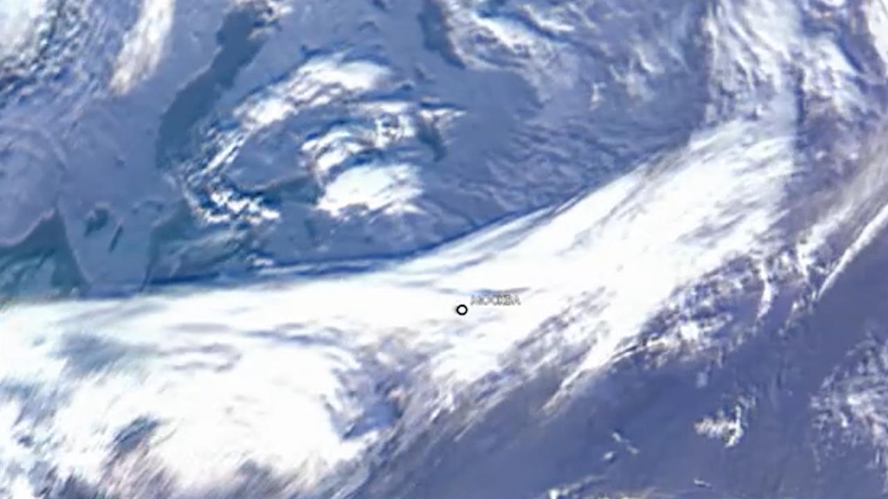 Роскосмос показал, как выглядит первый снег в Москве из космоса.