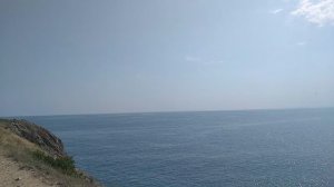 Иду по пешеходном маршруту на мысе Алчак-Кая на Чёрном море в Судаке