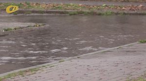 ЖИТЕЛЬНИЦА 10-ГО МИКРОРАЙОНА В ОЧЕРЕДНОЙ РАЗ ЖАЛУЕТСЯ НА ОГРОМНУЮ ЛУЖУ РЯДОМ С ПЛОЩАДКОЙ