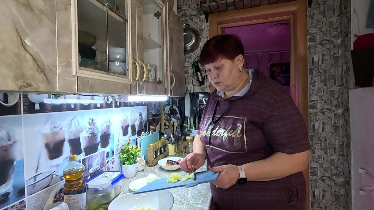 Он её за дочь не считает...