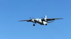 Самолеты Ан-26 заходят на посадку.