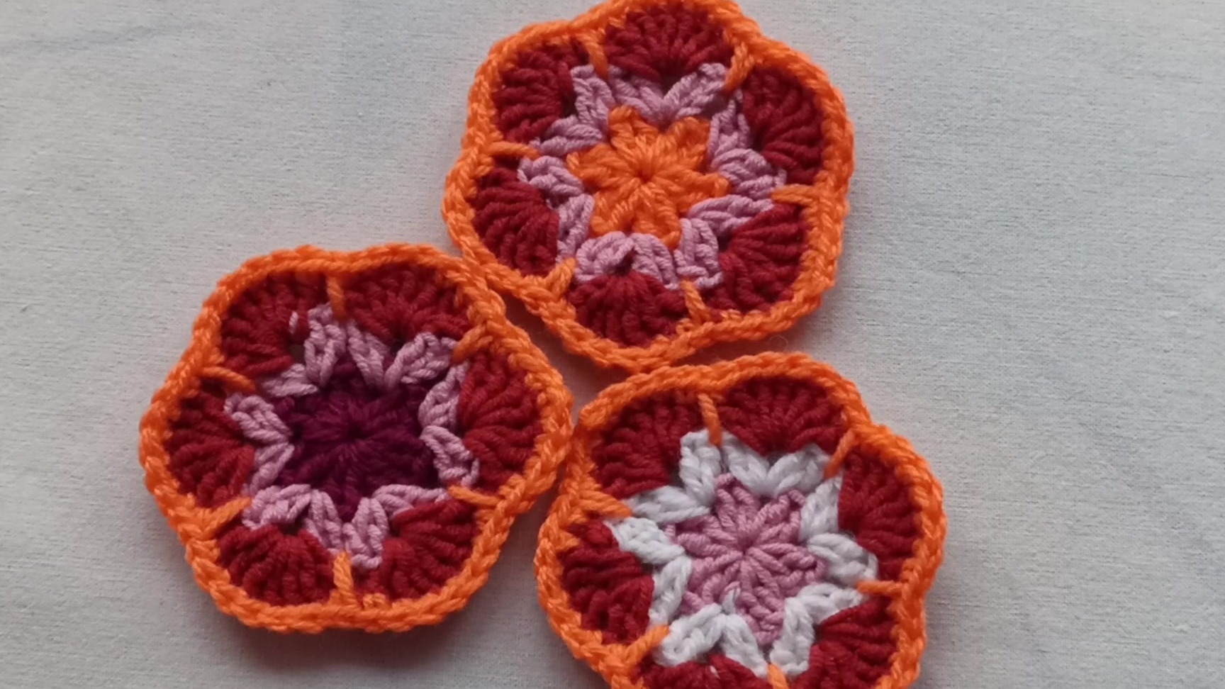 Соединяем шестиугольные мотивы .