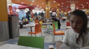 Санкт-Петербург, Невский проспект. Едим картошку на фоне картошки и бургеры на фоне бургеров.