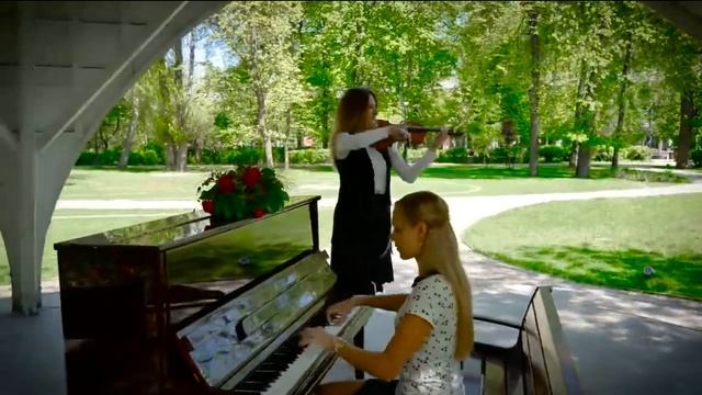 Прекрасное далёко из к\ф Гостья из будущего. Играют две красавицы на пианино и скрипке смотреть онлайн