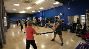 Обучение владению мечом катана на тренировке в школе японского фехтования Katana Club в октябре