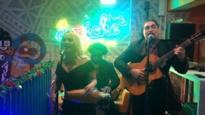 А в ресторане, а в ресторане — а там гитара… нет, не цыгане. Это латиносы отжигают