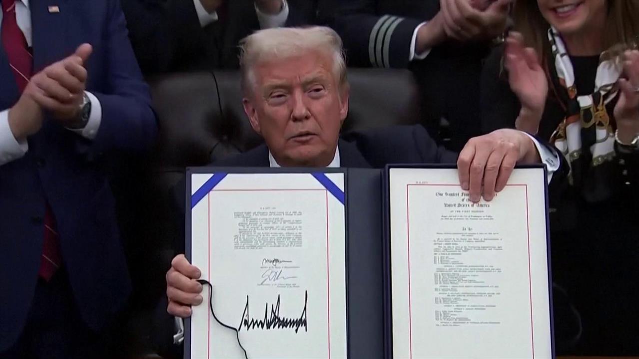 Дональд Трамп поручил расследовать связи Джеффри Эпштейна с известными демократами.