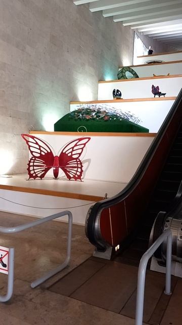 Армения Ереван движущаяся лестница экскалатор цветы бабочка фигурки