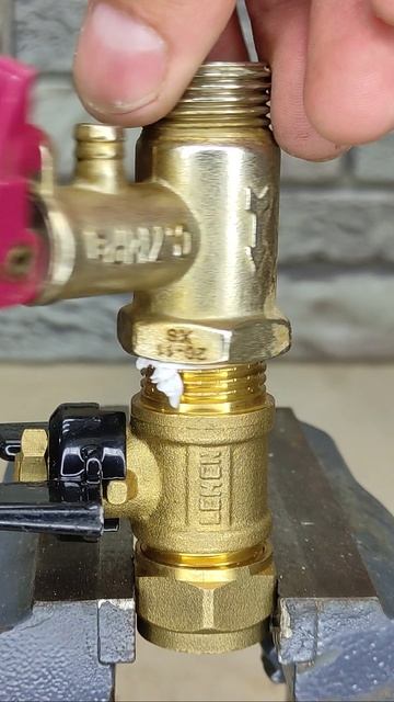 Обязательно запомни эту хитрость! Как сделать надёжную герметизацию резьбового соединения? #shorts смотреть онлайн