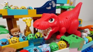 СТРОИМ ГОРКУ ДЛЯ ШАРИКОВ С ДИНОЗАВРИКОМ КАТАЕМ ШАРИКИ ДЛЯ ДЕТЕЙ ДЕТСКИЙ КАНАЛ ИГРАЛКИ-ЗАЛИПАЛКИ