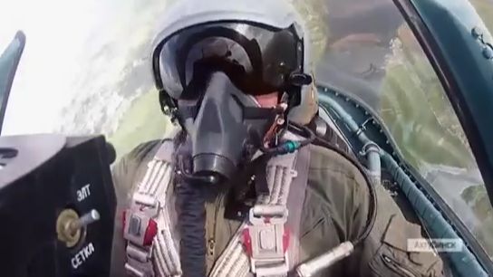 Российские пилоты поют "Смуглянку" в полете при выполении пилотажа смотреть онлайн