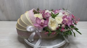 Букет из орхидей и ранункулюсов в люльке на выписку