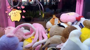 Разорили игровой автомат Хватайка. Достали много игрушек.