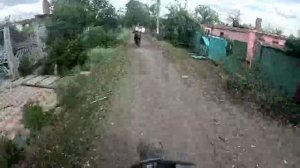 Местный житель помогает российским штурмовикам.