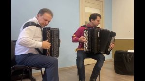 Тройка композитор Свиридов играет дуэт баянистов Виктор и Николай Бариновы