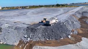 Ep21. Отсыпка огромного озера. Бульдозер Shantui и грузовики засыпают участок.