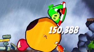 Энгри бердс: злые птички дерутся со свиньями под дождем.