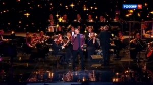 Отогнув уголок занавески