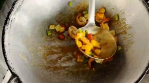 Экзотическое тайское лакомство — жареный рис с ананасами и морепродуктами!