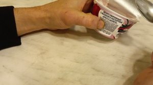 пробую творожок EPICA  малина маскарпоне