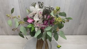 Букет из двух видов орхидей