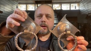 Они хотели, чтобы ни у кого из соседей таких не было: кованые дверные ручки с завитками и кручением