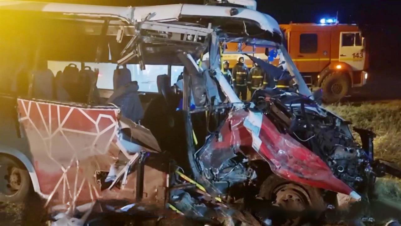 Пассажирский микроавтобус разбился в Пермском крае.