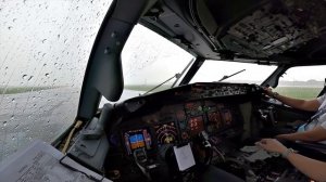 Пилотирование самолета в грозовой дождь. Взлет и посадка из кабины пилота