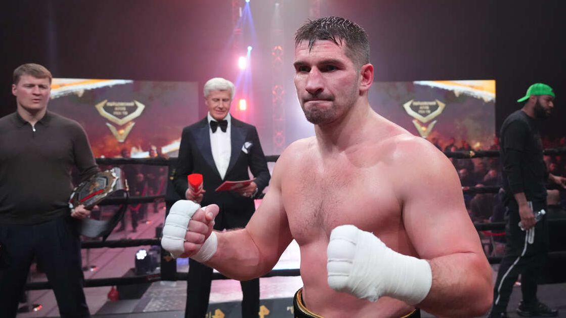 Олейник назвал Папина трудолюбивым пахарем и предрек его победу над Фогумом