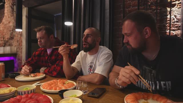 КТО БОЛЬШЕ СЪЕСТ!? Сарычев vs Данилов vs Гога!?