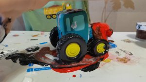 Синий трактор пачкаем в краске и моем его водой