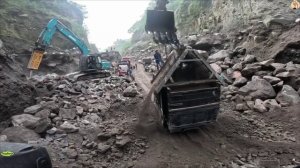 Строительство, экскаватор копает песок