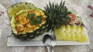 Экзотическое тайское лакомство — жареный рис с ананасами и морепродуктами!