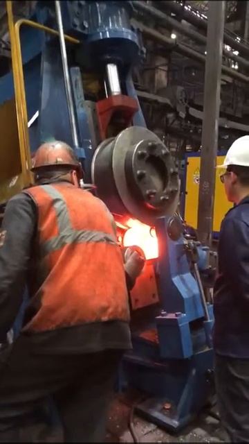 Процесс кольцевой раскатки поковки на предприятии Маштехцентр