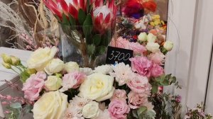 В посёлке Южном на улочке Северной есть  цветочный магазинчик № 1. Туда я и заглянула на огонёк.