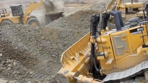 Cat D11T толкает горную породу для погрузки.