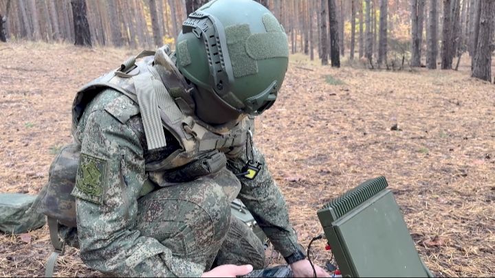 Работа связистов. Установка спутниковой связи. смотреть онлайн