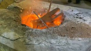 Закладка металлолома в плавильную печ