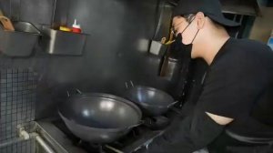 Корейская УЛИЧНАЯ Еда - Пряная ЛАПША с Говядиной КУРИЦА в Кисло-Сладком Соусе Жареный ПЕРЕЦ