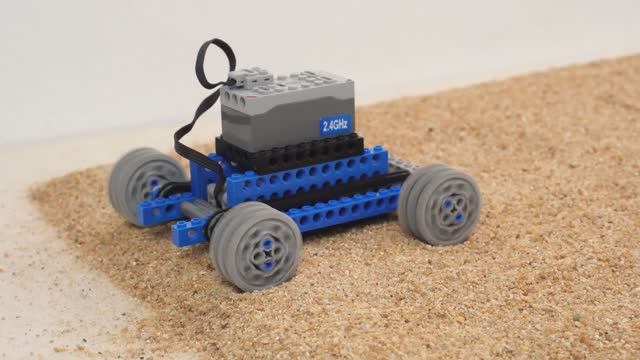 LEGO Sand Challenge: 9 самых быстрых автомобилей LEGO, мчащихся по крутой песчаной дюне смотреть онлайн