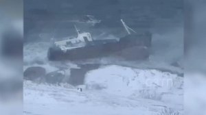 Шторм раскидал шхуны у берегов Териберки.