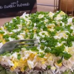 🥙 Слоёный салат с курицей и грибами