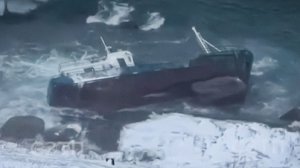 Шторм оторвал от причала два корабля в Териберке и унес в открытое море