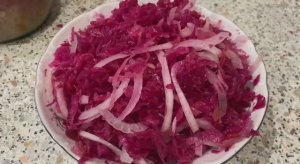Салат из квашеной капусты со свеклой