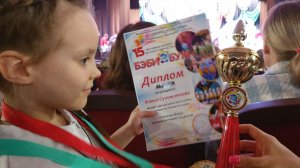 Вручение кубка в номинации вокал, конкурса "БЭБИ-БУМ" Алиса Сухомлинова.