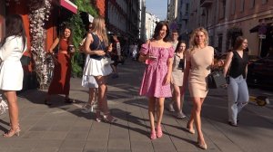 Москва. Красивые девушки на Патриарших прудах